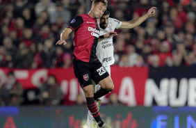 Bruno Mndez na disputa da bola contra o jogador do Newell's