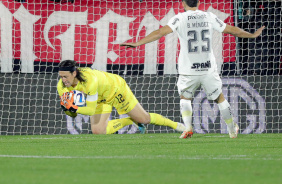 Cssio fazendo defesa contra o Newell's; Bruno Mndez aparece atrs