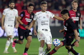 Fausto tentando driblar os jogadores do Newell's; Bruno Mndez aparece atrs