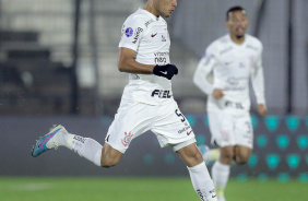 Fausto Vera no domnio da bola contra o Newell's