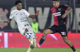 Gil levando falta na partida contra o Newell's