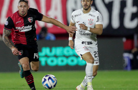 Giuliano saindo da marcao do Newell's Old Boys