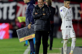 Luxemburgo rindo na beira do campo do estdio Marcelo Bielsa; Adson aparece atrs