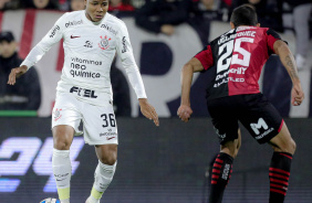 Wesley tentando espacar da marcao no jogo contra o Newell's