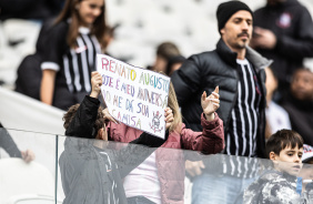 Torcedor do Corinthians com cartaz levantado pedindo a camisa de Renato Augusto