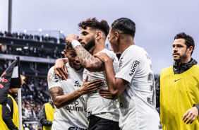 Yuri Alberto sendo abraado pelos companheiros aps marcar o gol da virada do Corinthians
