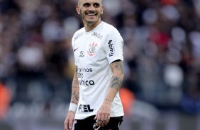Fábio Santos sorrindo durante a partida