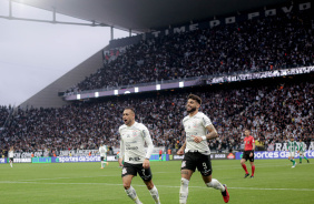 Maycon e Yuri Alberto comemoram gol marcado pelo Corinthians