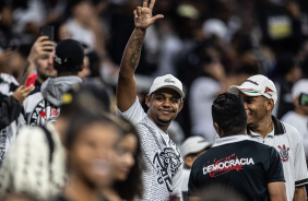 Torcida do Corinthians marca presena em jogo treino na Neo Qumica Arena