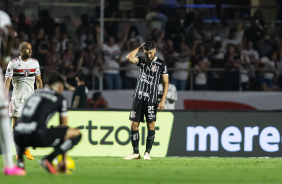 Bruno Mndez com a mo na cabea lamentando o gol