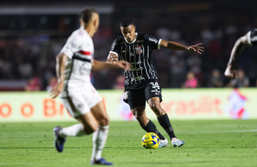 Murillo disputando a bola com o jogador do So Paulo