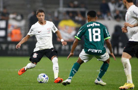 Pedrinho tenta passe contra o Palmeiras