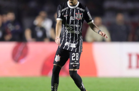 Adson com a bola durante a partida entre So Paulo e Corinthians, no Morumbi, pela Copa do Brasil