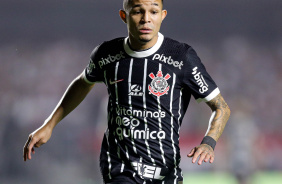 Adson com a bola durante a partida entre So Paulo e Corinthians, no Morumbi, pela Copa do Brasil