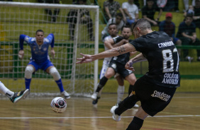 Canabarro tenta chute pelo Corinthians Futsal