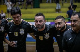 Deives na roda ao lado dos jogadores do Corinthians Futsal