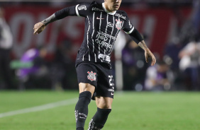 Fagner com a bola durante a partida entre So Paulo e Corinthians, no Morumbi, pela Copa do Brasil