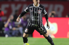 Fagner com a bola durante a partida entre So Paulo e Corinthians, no Morumbi, pela Copa do Brasil