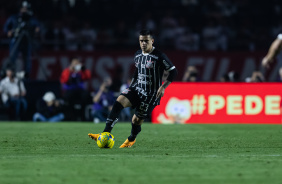 Fagner com a bola durante a partida entre So Paulo e Corinthians, no Morumbi, pela Copa do Brasil