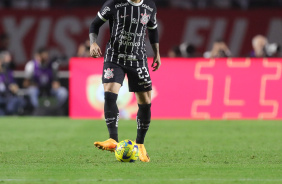 Fagner com a bola durante a partida entre So Paulo e Corinthians, no Morumbi, pela Copa do Brasil