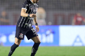 Giuliano com a bola durante a partida entre So Paulo e Corinthians, no Morumbi, pela Copa do Brasil