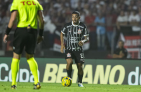 Matheus Bidu com a bola na partida entre So Paulo e Corinthians, no Morumbi, pela Copa do Brasil