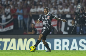 Matheus Bidu domina a bola na partida entre So Paulo e Corinthians, no Morumbi, pela Copa do Brasil