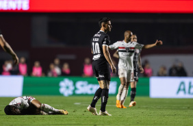 Matas Rojas comete falta na partida entre So Paulo e Corinthians, no Morumbi, pela Copa do Brasil