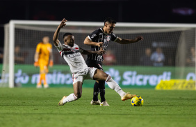 Matas Rojas disputa bola na partida entre So Paulo e Corinthians, no Morumbi, pela Copa do Brasil