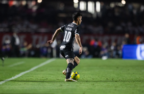 Matas Rojas domina bola na partida entre So Paulo e Corinthians, no Morumbi, pela Copa do Brasil