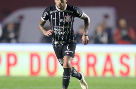Maycon com a bola durante a partida entre São Paulo e Corinthians, no Morumbi, pela Copa do Brasil
