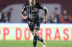 Maycon com a bola durante a partida entre So Paulo e Corinthians, no Morumbi, pela Copa do Brasil