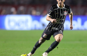 Rojas com a bola durante a partida entre So Paulo e Corinthians, no Morumbi, pela Copa do Brasil