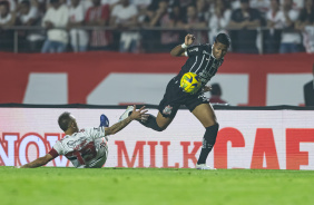 Wesley dribla Rafinha na partida contra o So Paulo pela Copa do Brasil