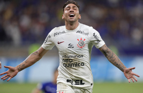 Gustavo Mosquito comemorando gol de empate contra o Cruzeiro