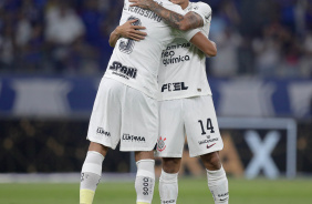 Lucas Verssimo e Caetano durante jogo do Corinthians contra o Cruzeiro