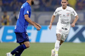 Matas Rojas vai a campo durante jogo do Corinthians contra o Cruzeiro