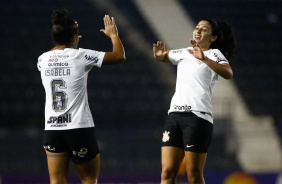 Duda Sampaio comemorando com Isabela o gol marcado contra o Pinda