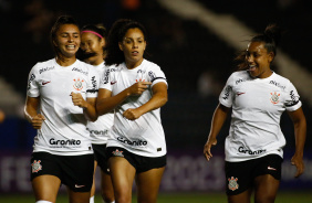 Jogadoras do Corinthians celebrando o gol que Yasmim marcou contra o Pinda
