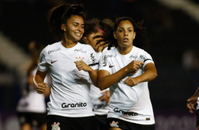 Jogadoras do Corinthians festejando gol marcado por Yasmim