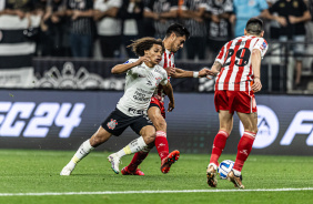 Biro tenta passar por marcao no jogo entre Corinthians e Estudiantes, pela Sul-Americana