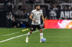 Bruno Mndez domina a bola no jogo entre Corinthians e Estudiantes, pela Sul-Americana