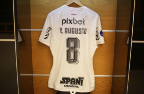 Camisa 8 de Renato Augusto nos vestirios da Neo Qumica Arena