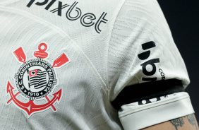 Escudo do Corinthians estampado na camisa