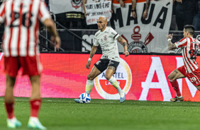 Fbio Santos dando passe no jogo entre Corinthians e Estudiantes, pela Sul-Americana