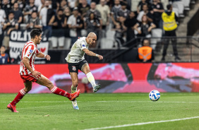 Fábio Santos enche o pé em finalização defendida pelo goleiro do Estudiantes