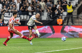 Fbio Santos enche o p em finalizao defendida pelo goleiro do Estudiantes