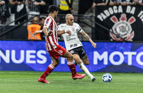 Fábio Santos realizando um lançamento no jogo entre Corinthians e Estudiantes, pela Sul-Americana
