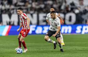 Gabriel Moscardo perseguindo adversário no jogo entre Corinthians e Estudiantes, pela Sul-Americana