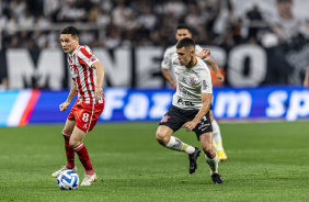 Gabriel Moscardo perseguindo adversrio no jogo entre Corinthians e Estudiantes, pela Sul-Americana